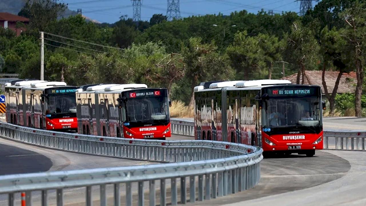 Sakarya&#039;da metrobüsler seferlerine başladı