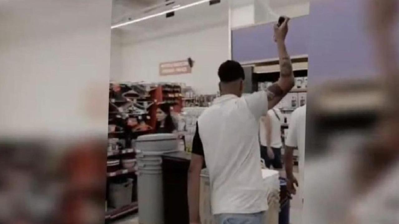 Şanlıurfa'da markette etrafa deodorant sıkan şüpheli yakalandı