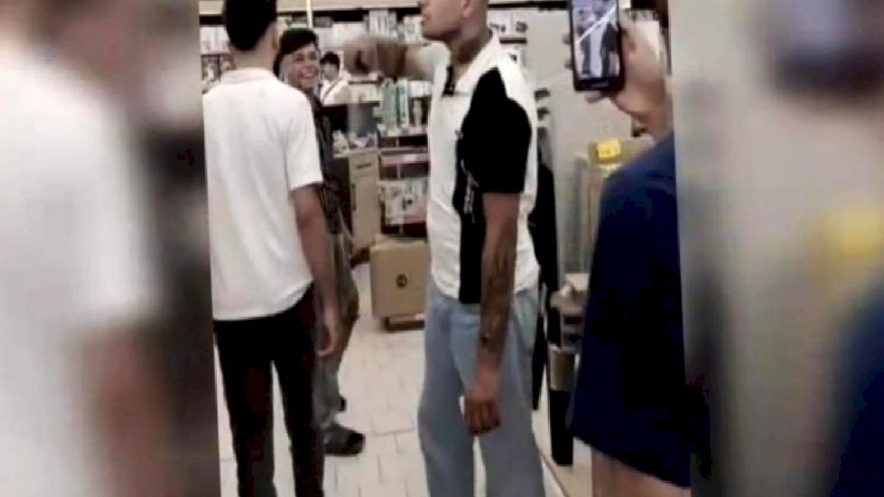 Şanlıurfa'da markette etrafa deodorant sıkan şüpheli yakalandı