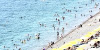 Antalya'da sıcaklıklardan bunalanlar, sahillere akın etti