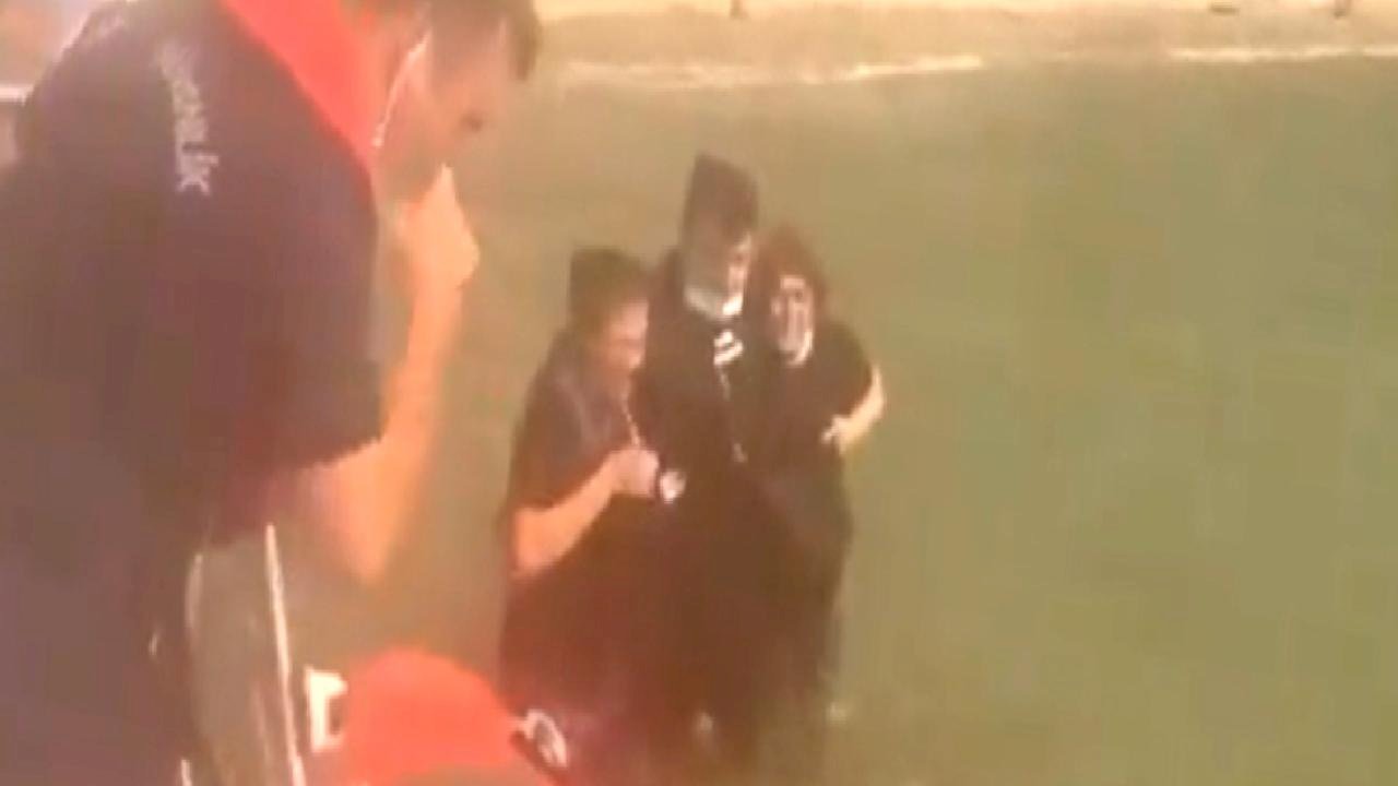 Ali Yerlikaya paylaştı: Çanakkale&#039;deki yangında denizden tahliye anları