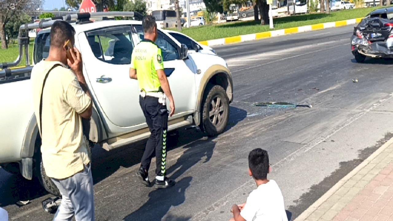 Antalya&#039;da kamyonun çarptığı otomobililn son halini gören çocuk gözyaşlarını tutamadı