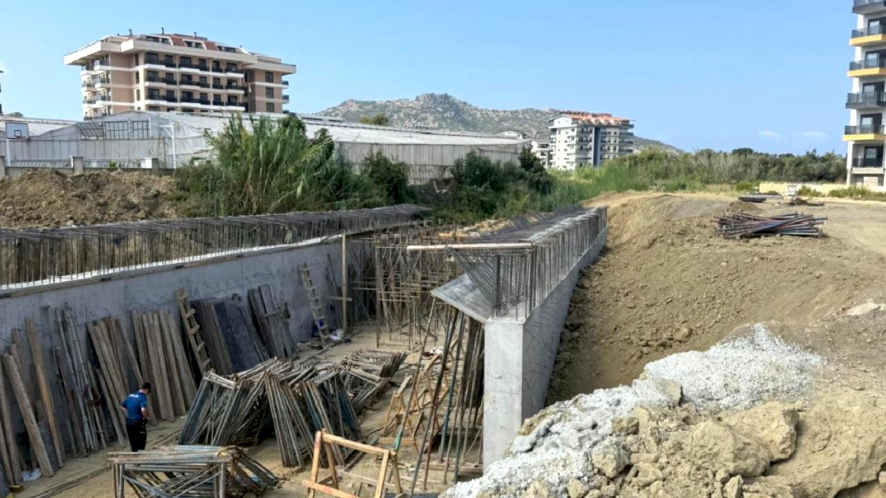 Antalya&#039;da köprü inşaatında düşen işçiden acı haber