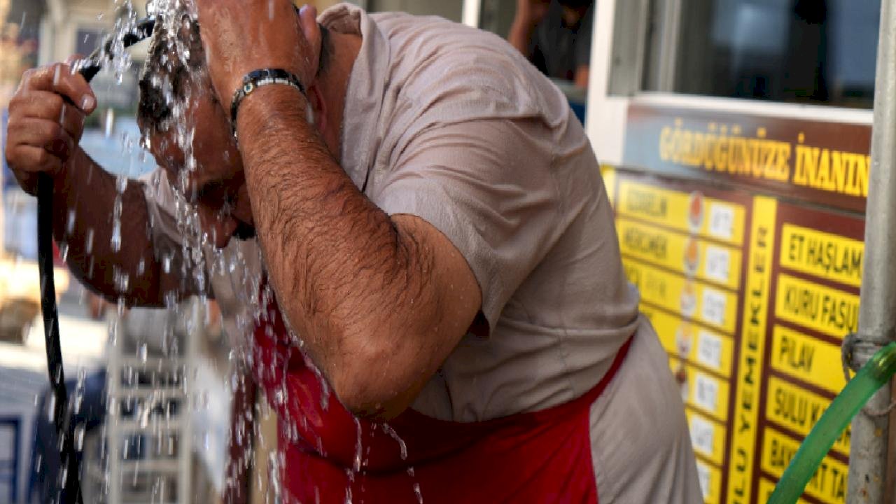 Bayburt&#039;ta lokanta esnafı serinlemek için bütün vücudunu hortumla yıkıyor