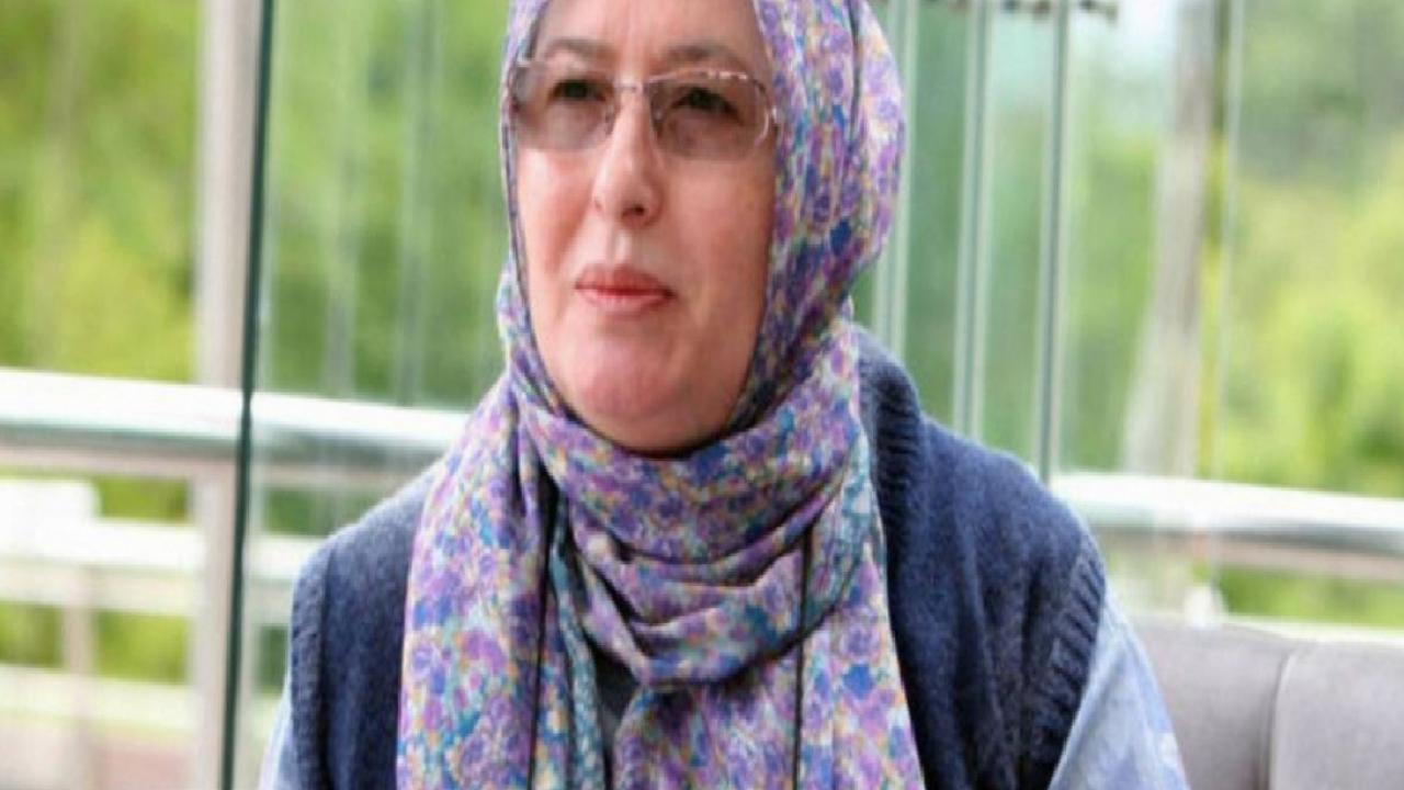 Berrin Sönmez, Diyanet’in son hutbesi sonrası başörtüsünü çıkarma kararı aldı