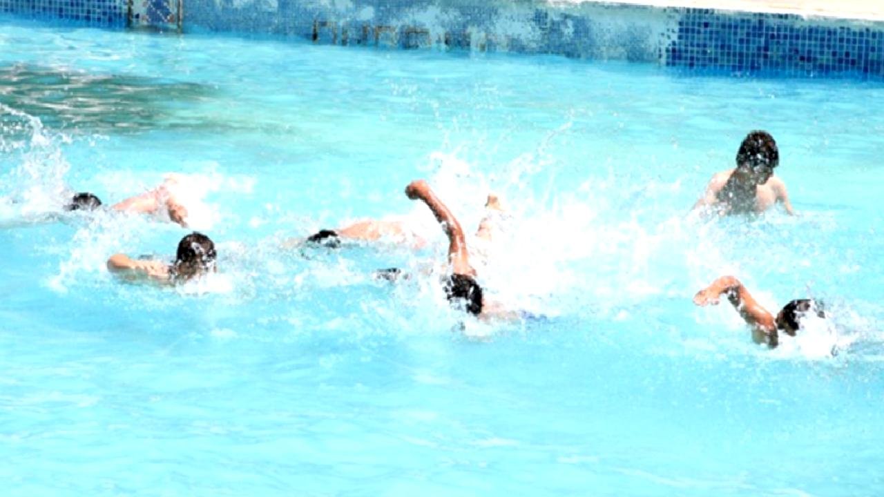 Erciyes&#039;in eriyen karlarından beslenen havuz, serinletiyor