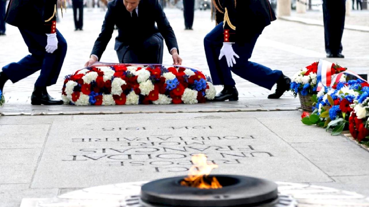 Fransa&#039;da savaş anıtı ateşinde sigara yakıldı