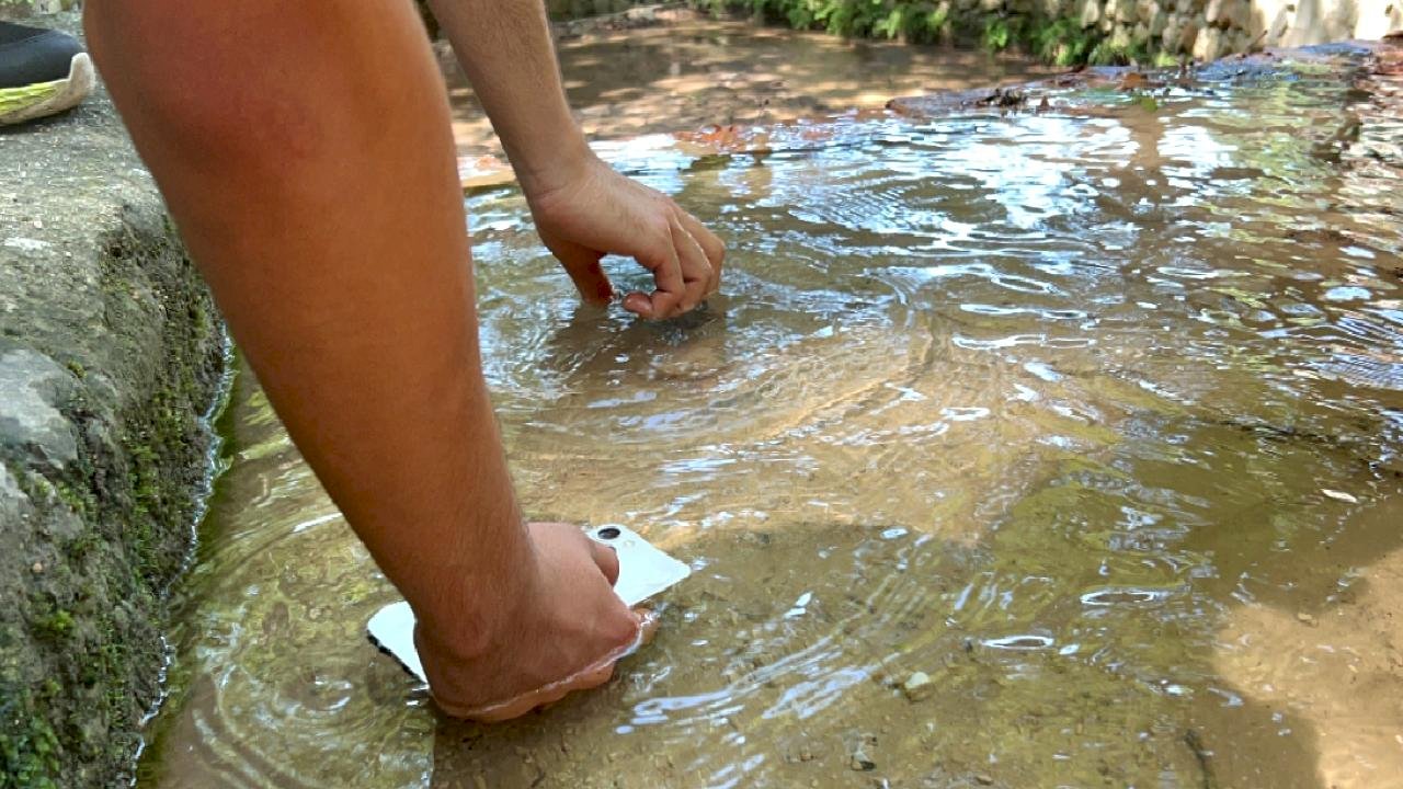 Hatay&#039;da sıcaklık 45 dereceyi buldu: Telefonlarını suda soğuttular