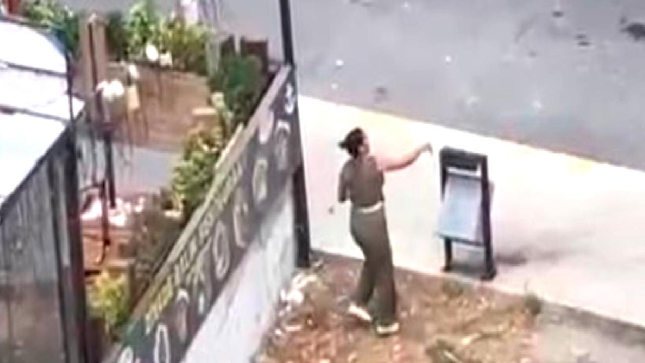 İstanbul&#039;da bir kadın, yoldan geçen araçlara taşla saldırdı