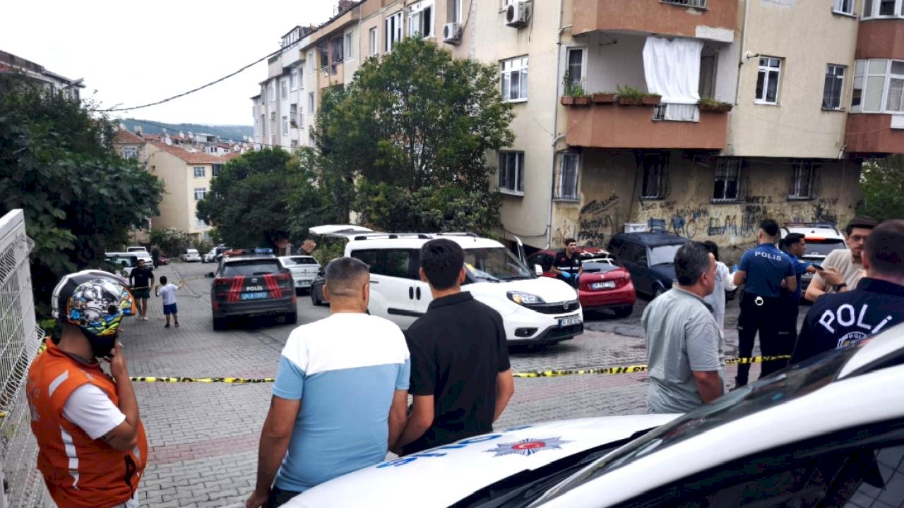 İstanbul&#039;da evinin önünde silahlı saldırıya uğradı: Hastanede hayatını kaybetti