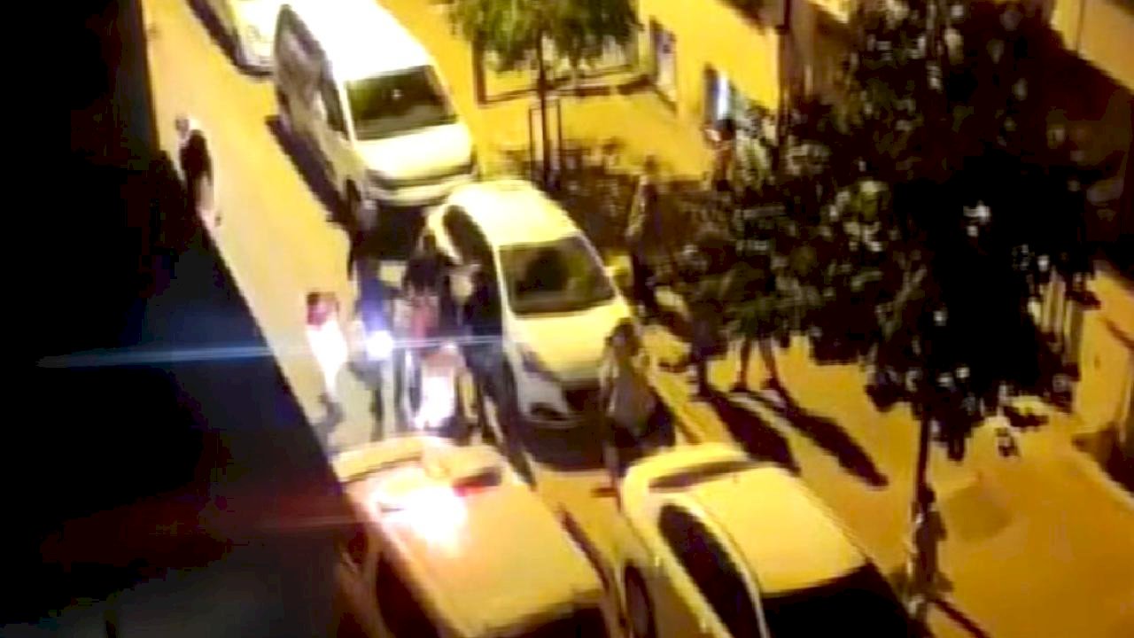 İstanbul&#039;da küçük çocuk, kavgayı ayıran polise yumruk attı