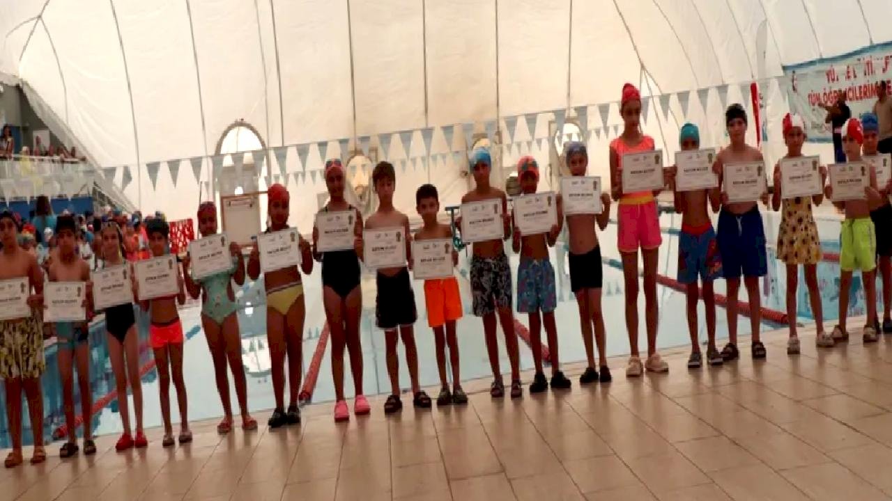 İzmit Yüzme Bilmeyen Kalmasın Projesinde sertifika heyecanı