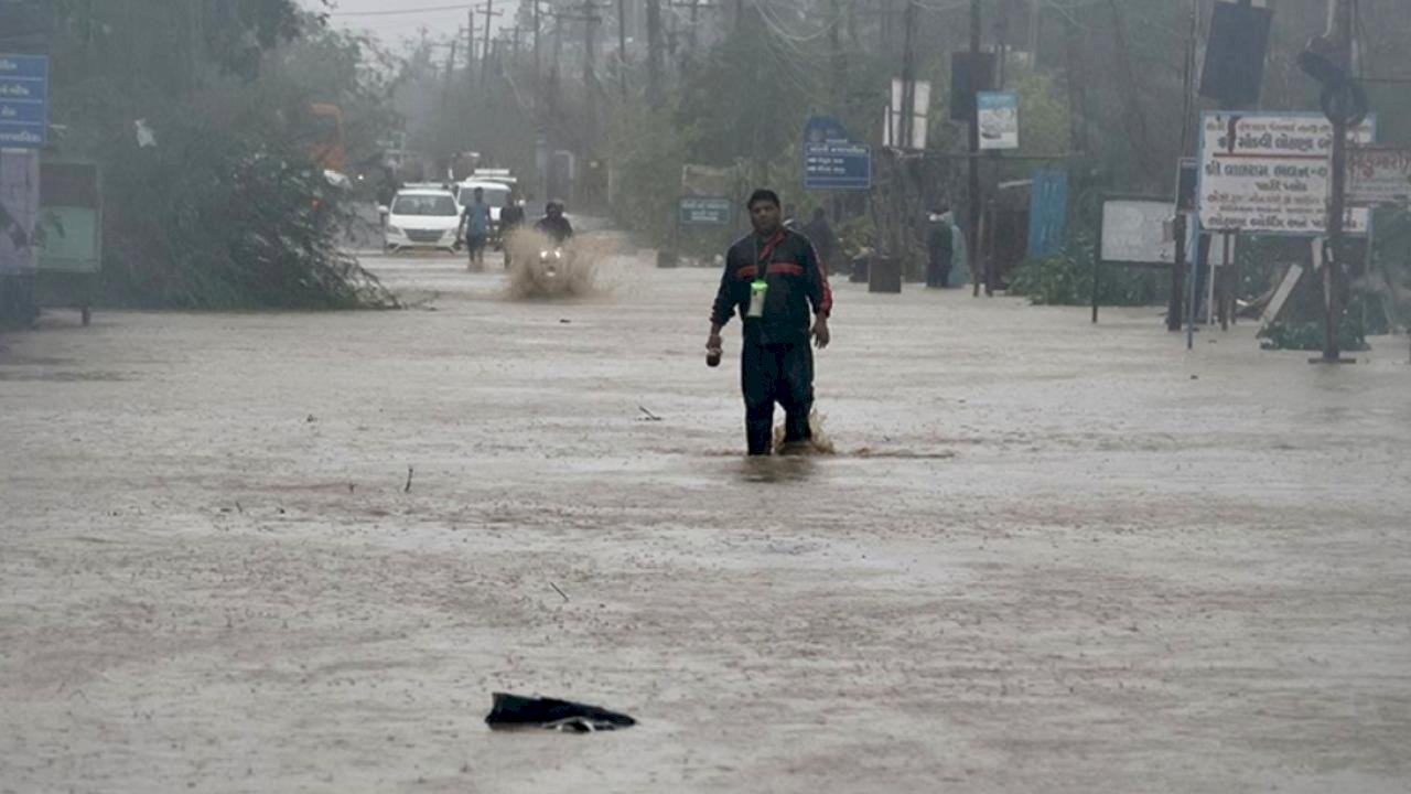 Pakistan&#039;da şiddetli yağışlar etkili oluyor: En az 49 kişi hayatını kaybetti