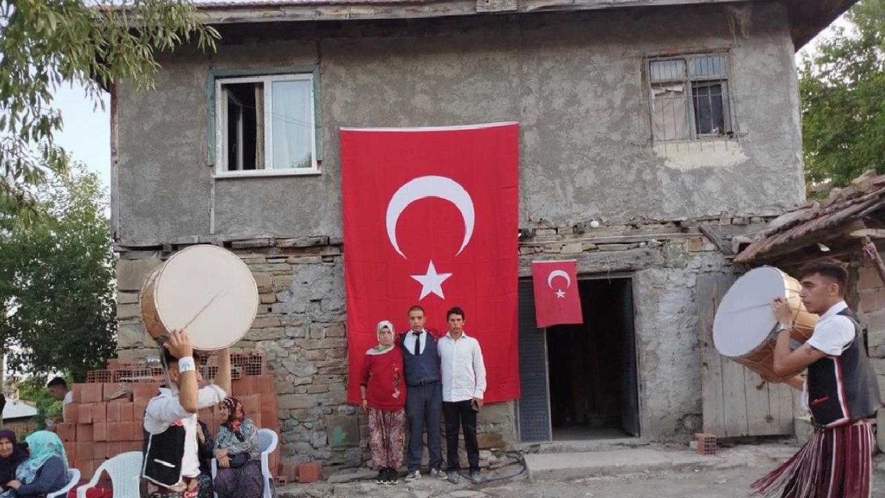 "Sadece garibanlar mı gider askere" diyen gence davul zurnalı uğurlama