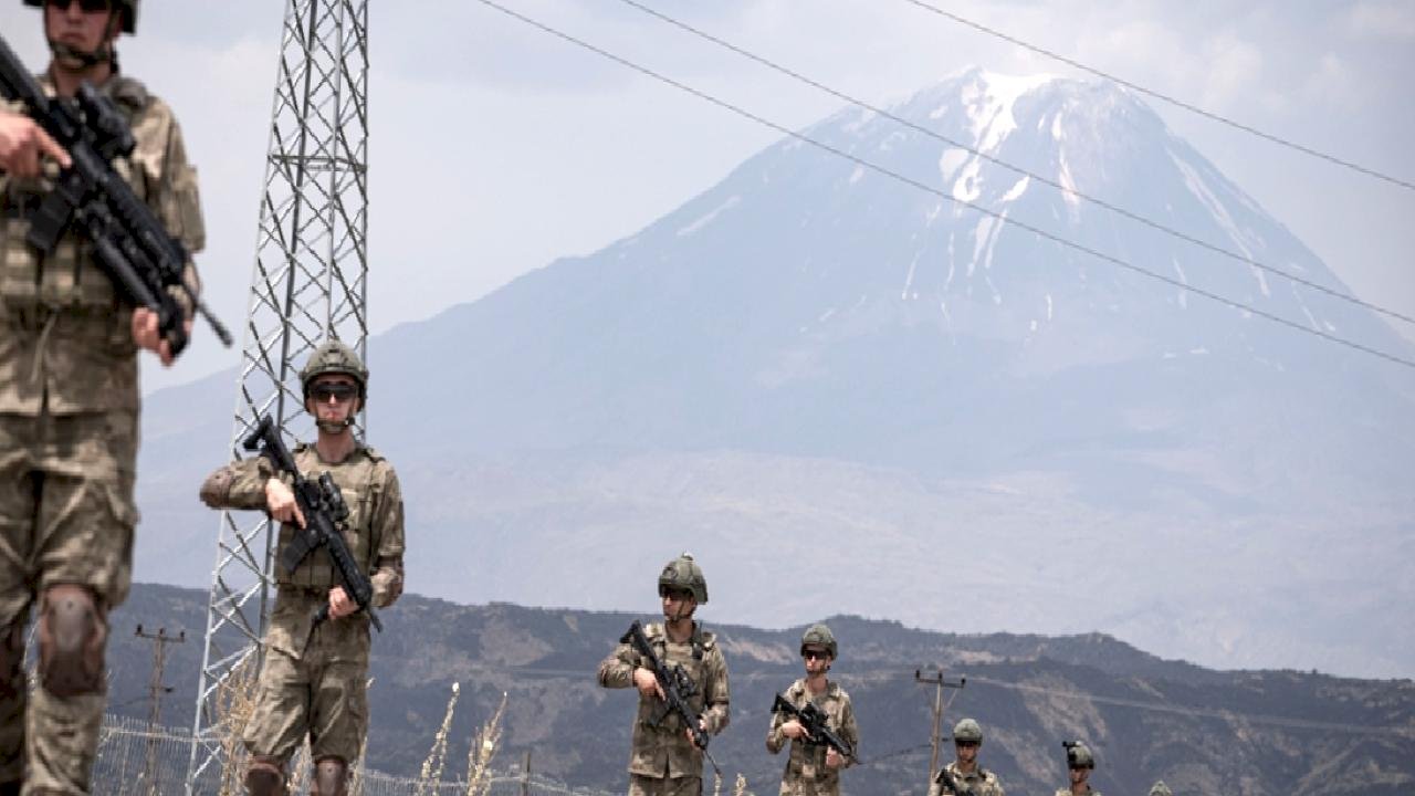 Sınırda vatan nöbeti: Ağrı&#039;da Mehmetçik yasa dışı geçişlere izin vermiyor