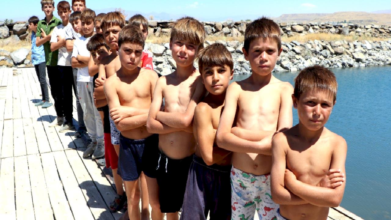 Van Gölü&#039;nde saçları sarıya dönen çocuklara Galatasaray maçına davet