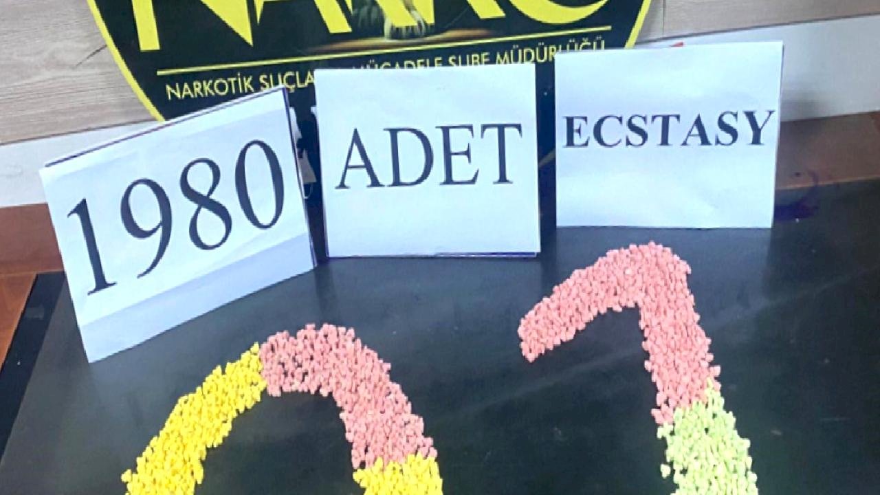 Adana&#039;da hoparlörden 2 bine yakın uyuşturucu hap çıktı