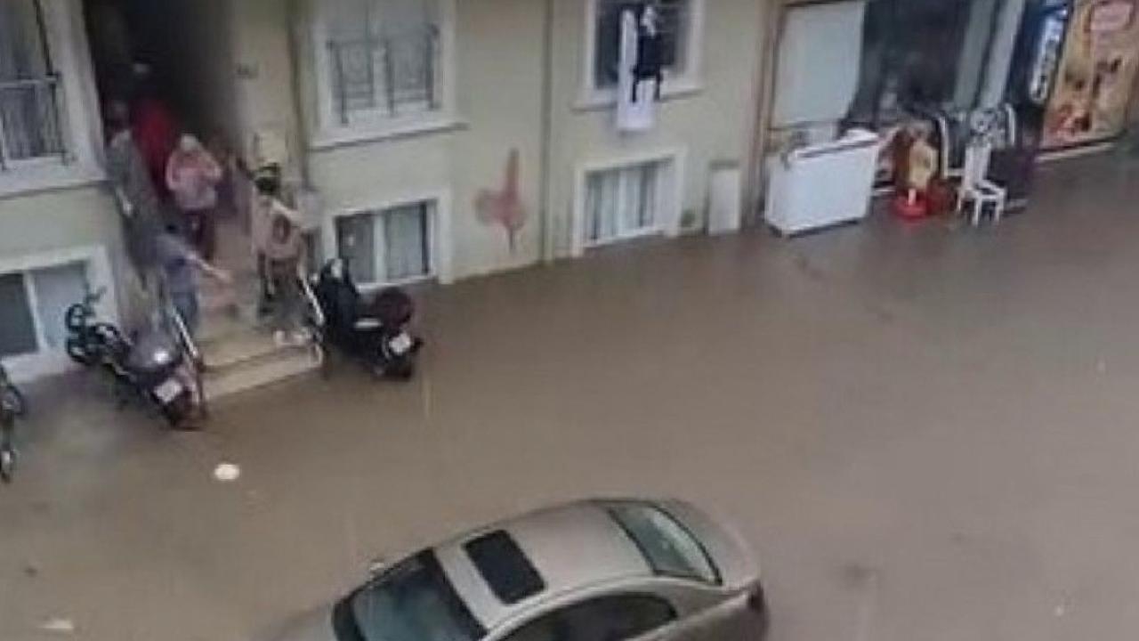 Bursa'da sağanak: Cadde ve sokaklar sular altında kaldı