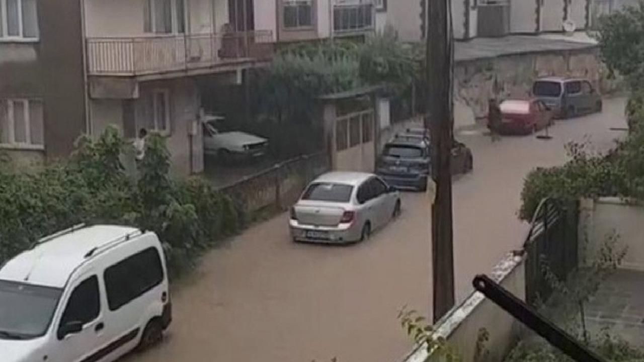 Bursa'da sağanak: Cadde ve sokaklar sular altında kaldı