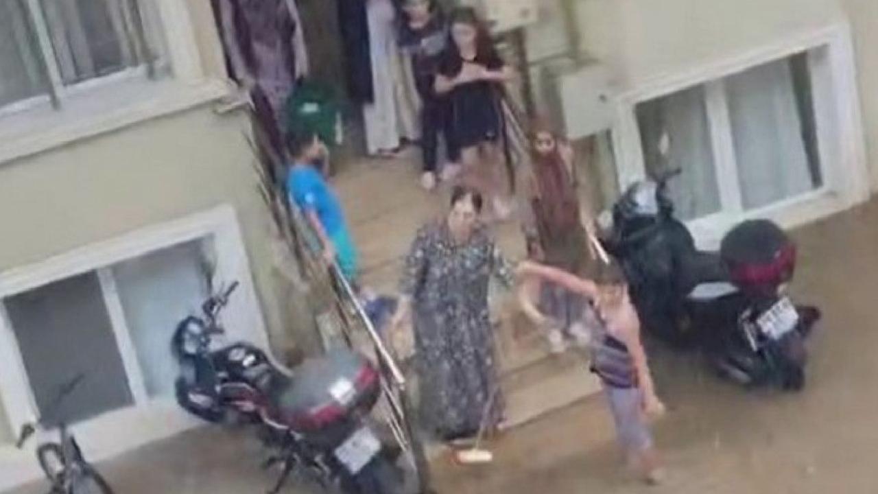 Bursa'da sağanak: Cadde ve sokaklar sular altında kaldı