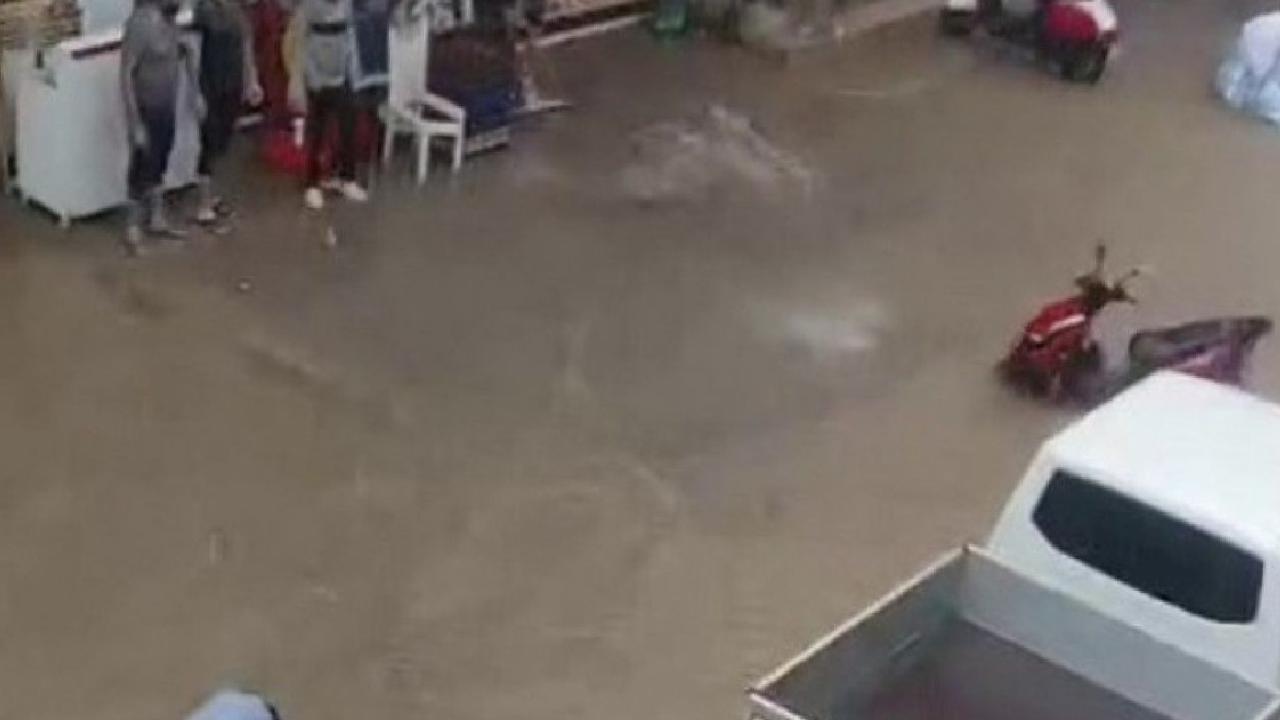 Bursa'da sağanak: Cadde ve sokaklar sular altında kaldı