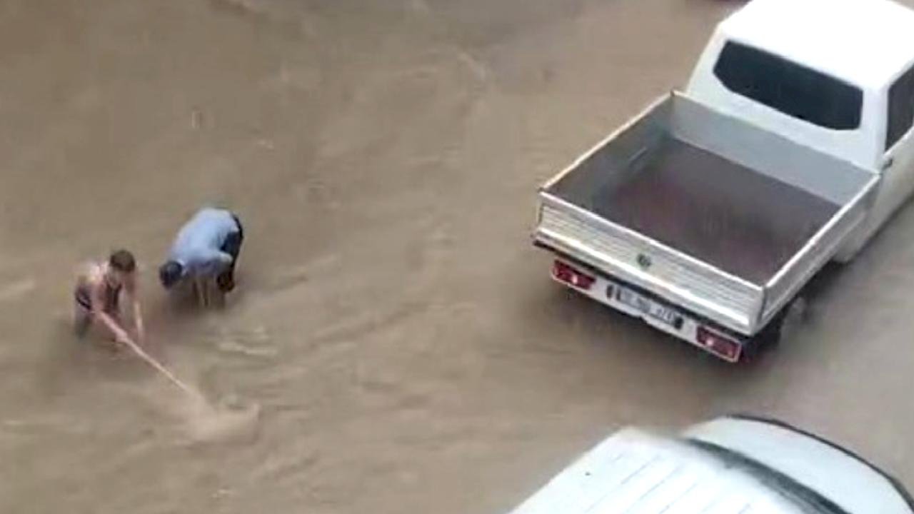 Bursa'da sağanak: Cadde ve sokaklar sular altında kaldı