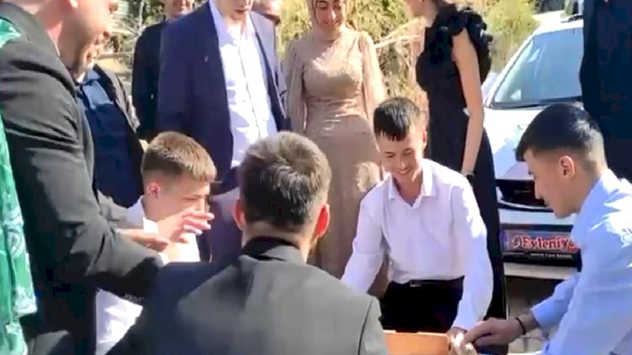 Çorum&#039;da düğün konvoyu önüne okey masası kurup bahşiş aldılar