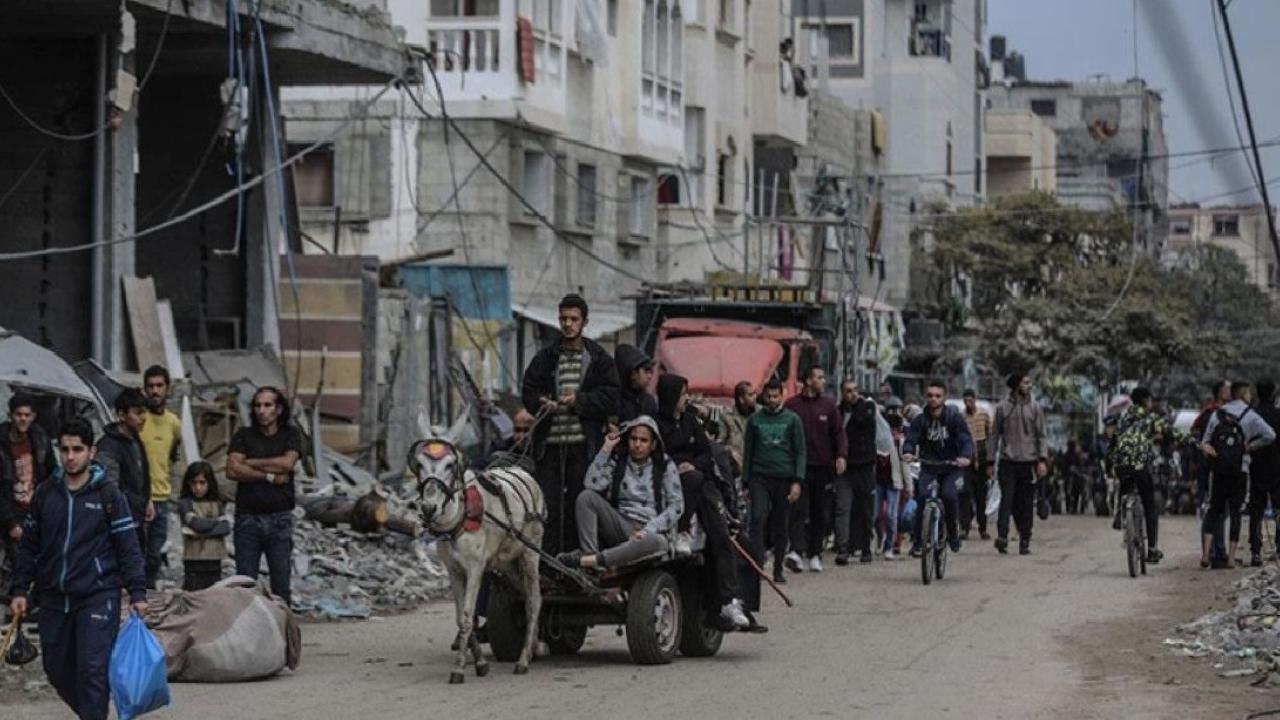 Gazze'de babanın vefat eden evladına son bakışı