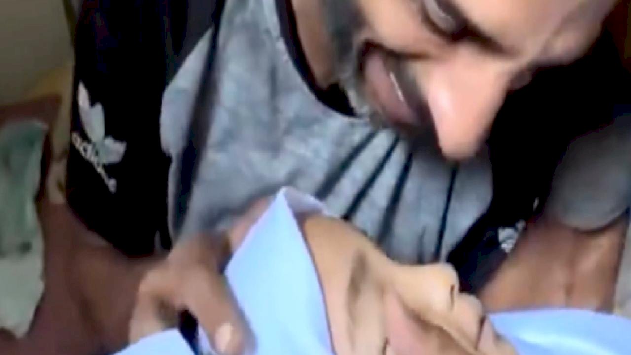 Gazze'de babanın vefat eden evladına son bakışı