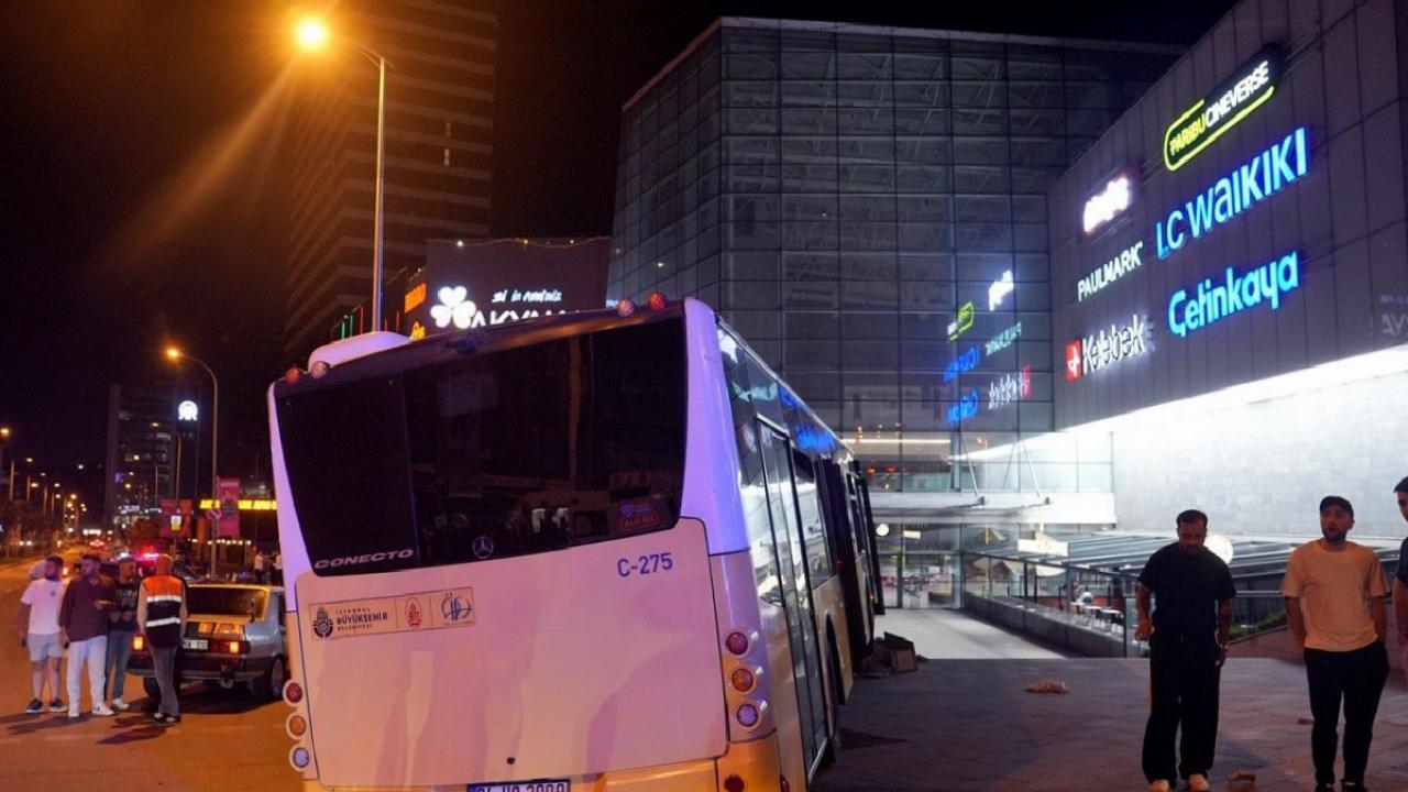 İstanbul Ümraniye'de İETT otobüsü ile çarpışan otomobil hurdaya döndü: 2 yaralı