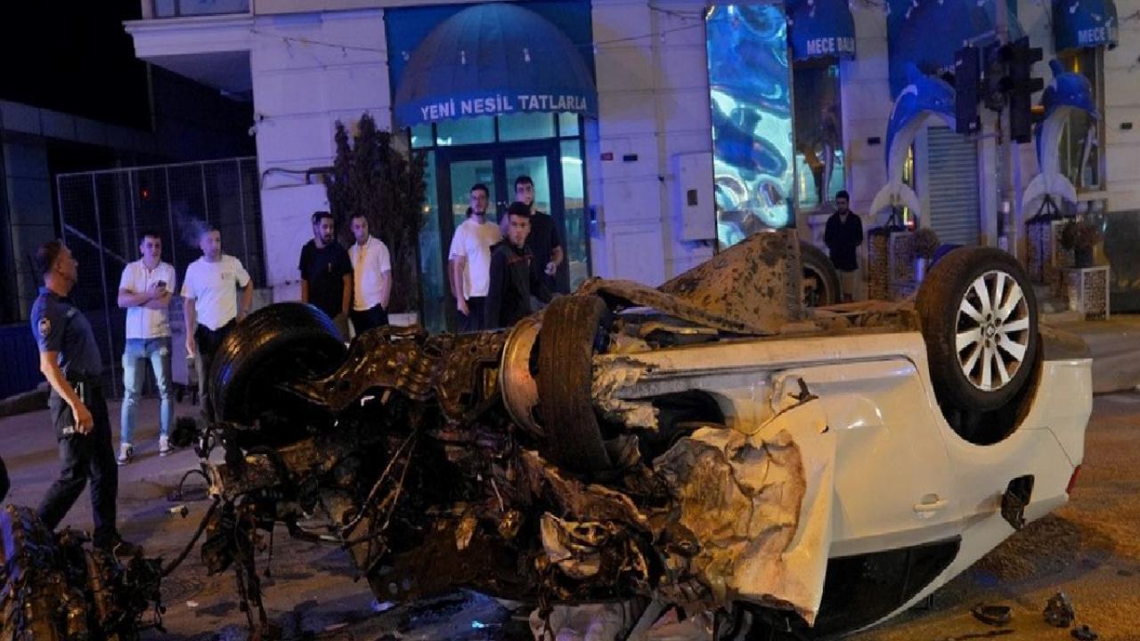 İstanbul Ümraniye'de İETT otobüsü ile çarpışan otomobil hurdaya döndü: 2 yaralı