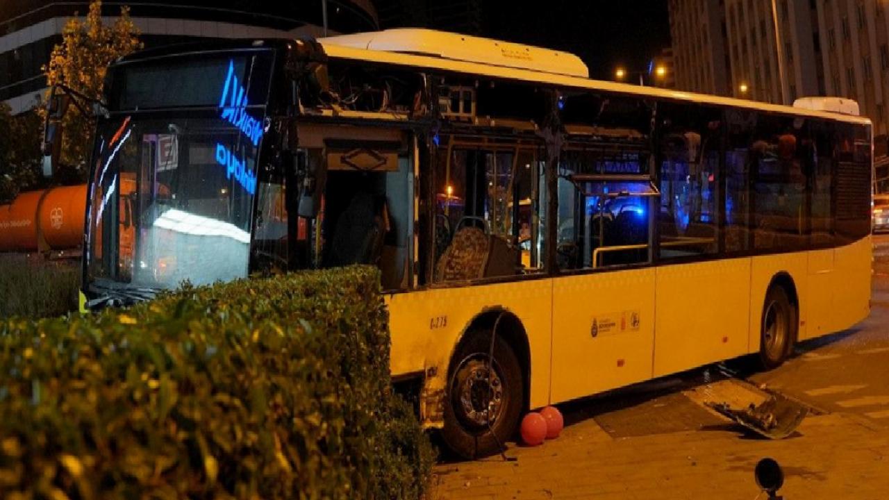 İstanbul Ümraniye'de İETT otobüsü ile çarpışan otomobil hurdaya döndü: 2 yaralı