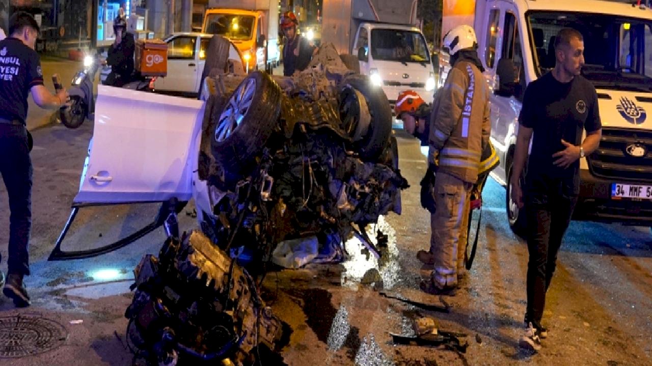 İstanbul Ümraniye'de İETT otobüsü ile çarpışan otomobil hurdaya döndü: 2 yaralı