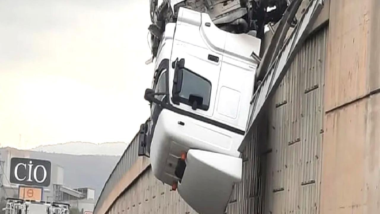 İzmir&#039;de viyadükte asılı kalan tır şoförü kurtarıldı
