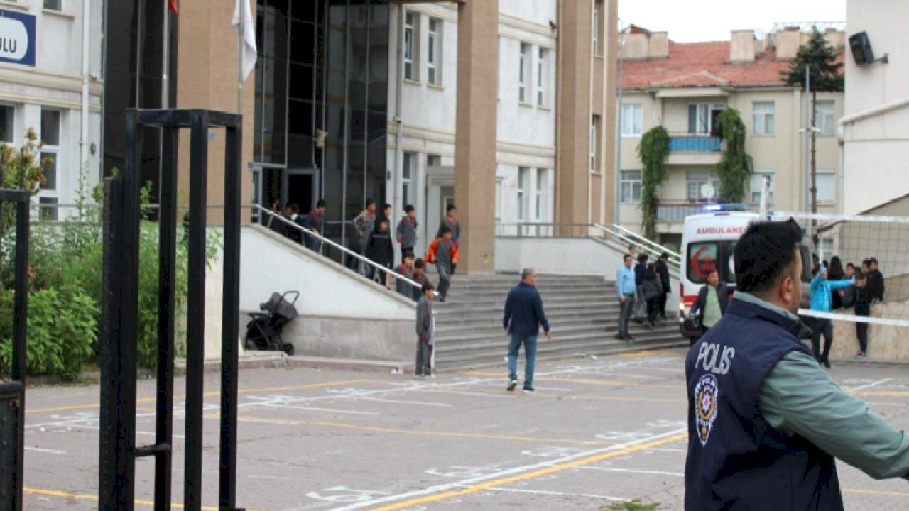 Kayseri&#039;de yangın ziline basınca okulda izdiham çıktı: 15 öğrenci yaralı