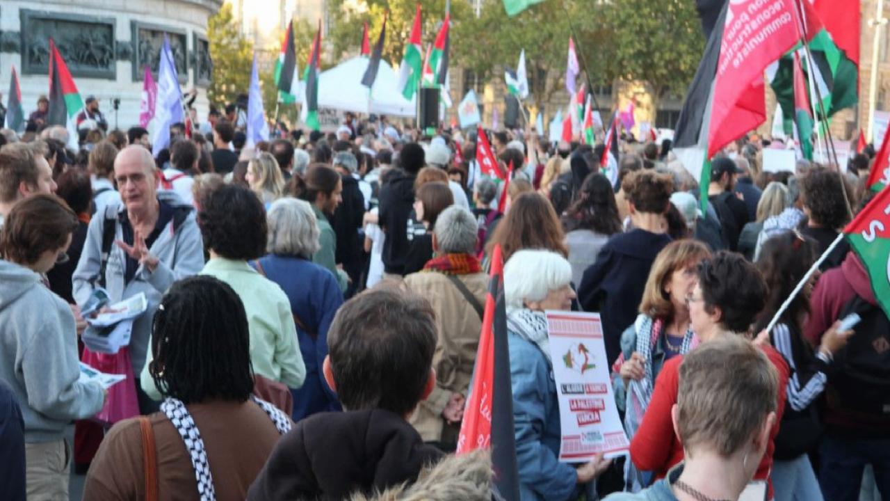 Paris'te binlerce kişi İsrail'in Gazze'ye saldırılarını protesto etti