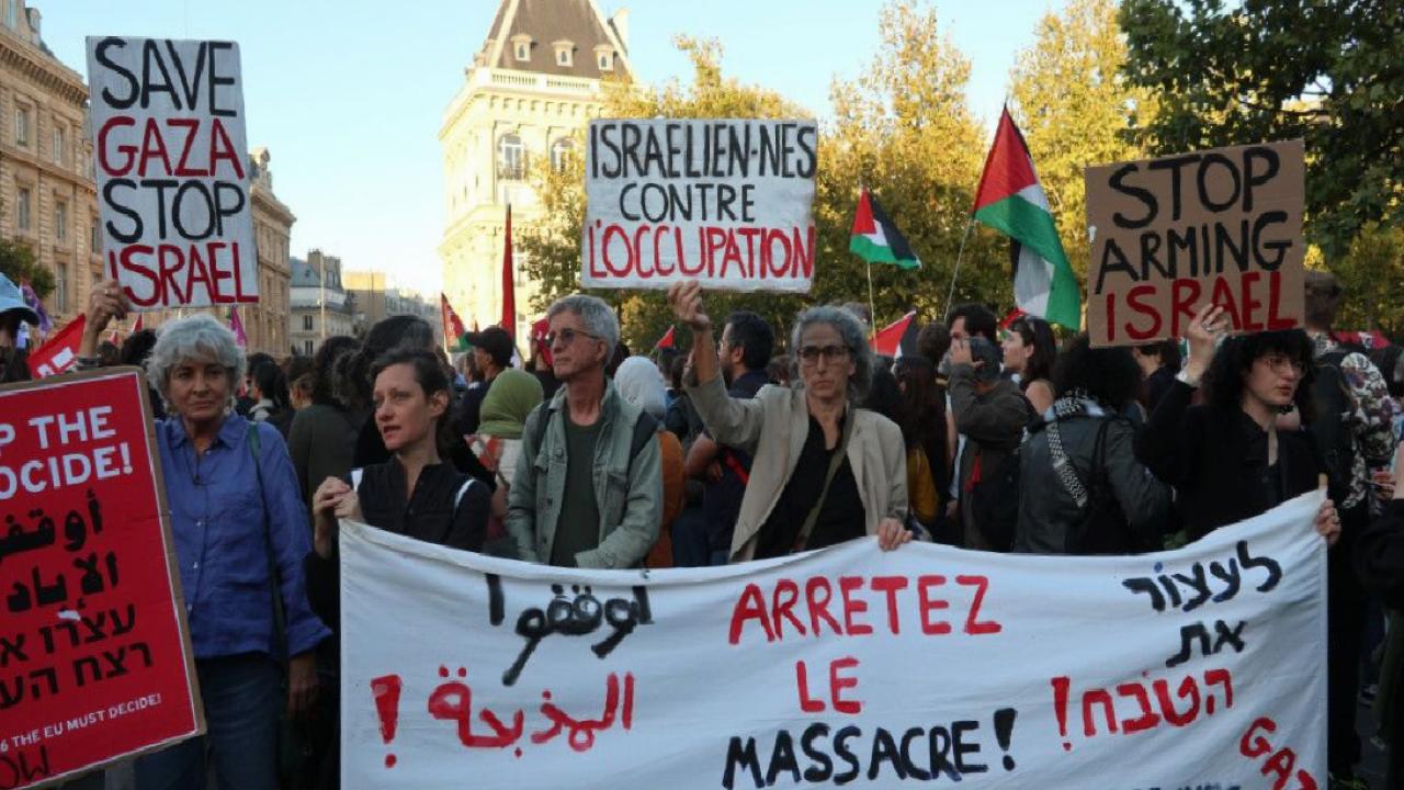 Paris'te binlerce kişi İsrail'in Gazze'ye saldırılarını protesto etti
