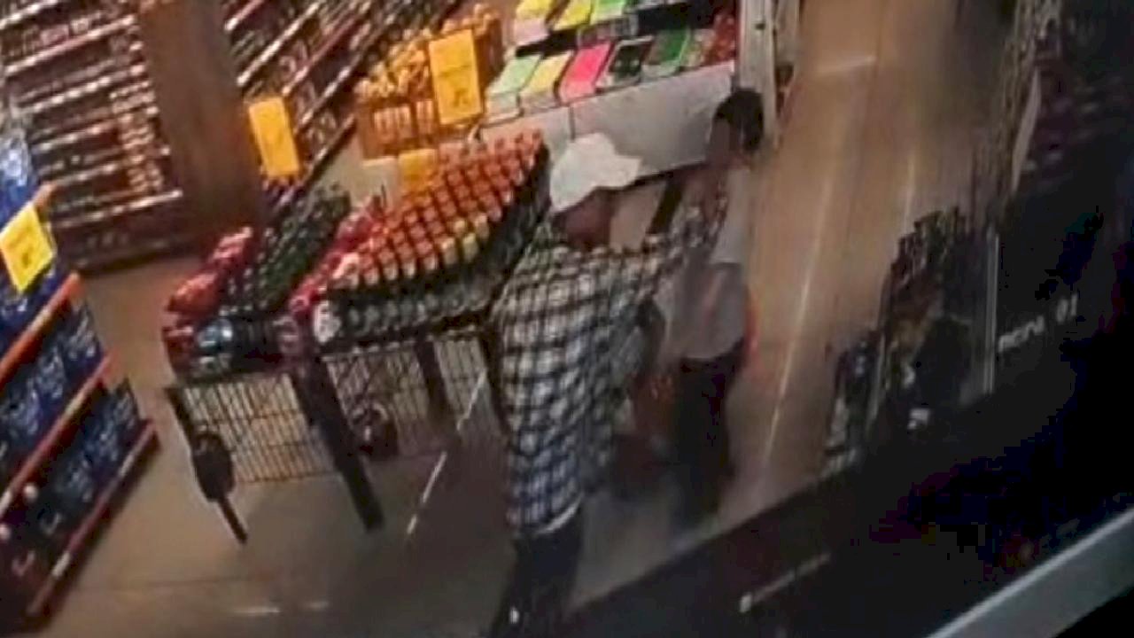 Sakarya&#039;da markette otizmli çocuğa vurup düşürdü: O anlar kamerada