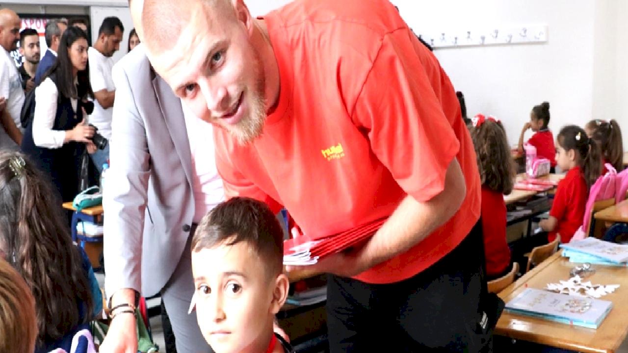 Samsunsporlu oyuncular okula yeni başlayan öğrencilerle buluştu