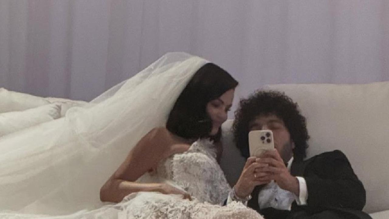 Selena Gomez ile Benny Blanco evlendi! Gelinliği yorum aldı