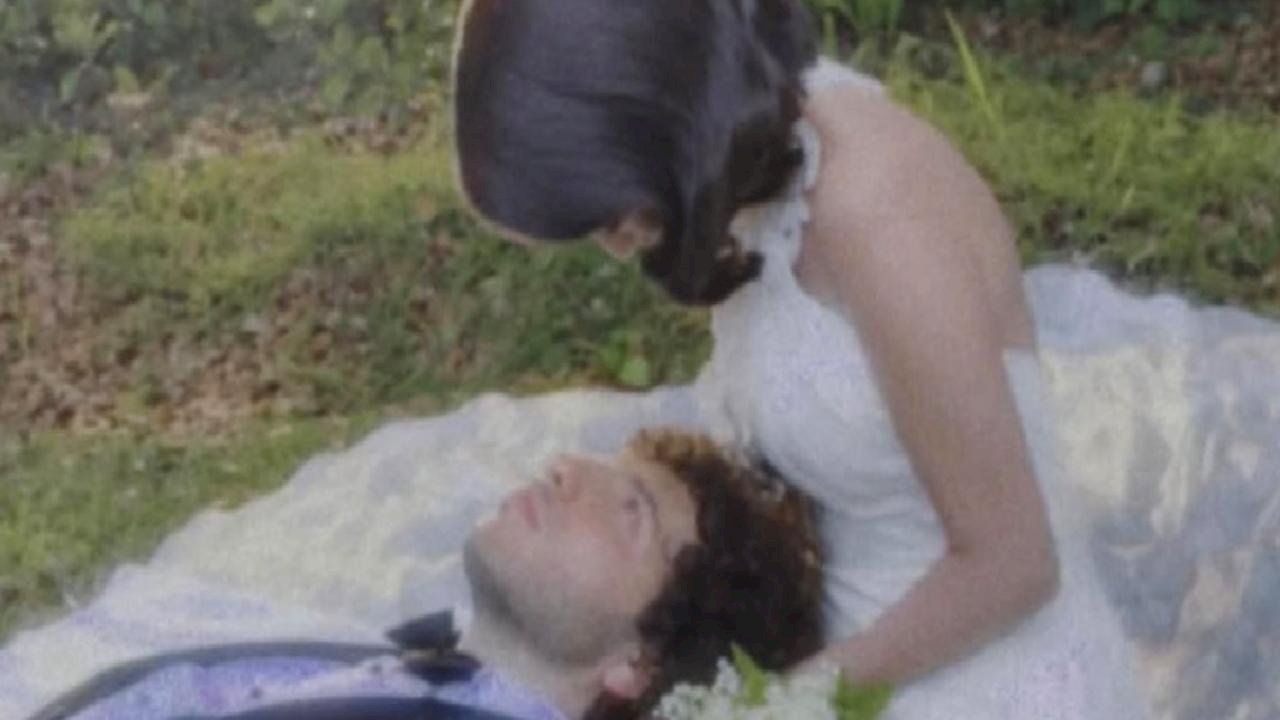 Selena Gomez ile Benny Blanco evlendi! Gelinliği yorum aldı