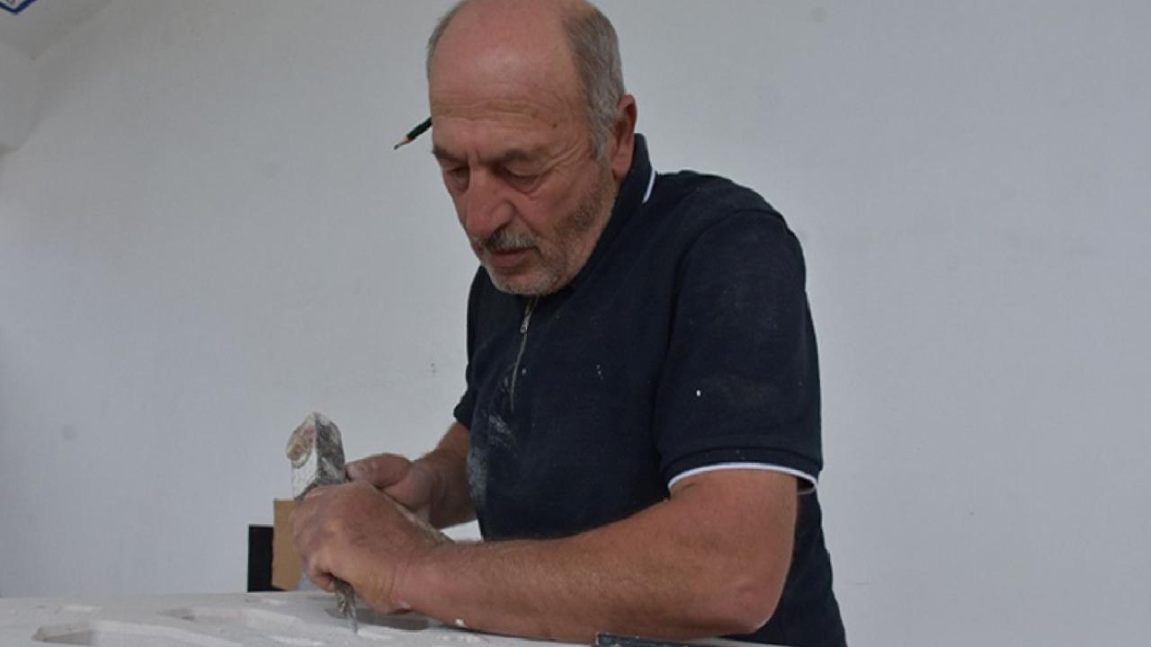 Trabzon'da yılın ahisi seçilen taş oyma ustası, mesleğini oğullarına aktardı