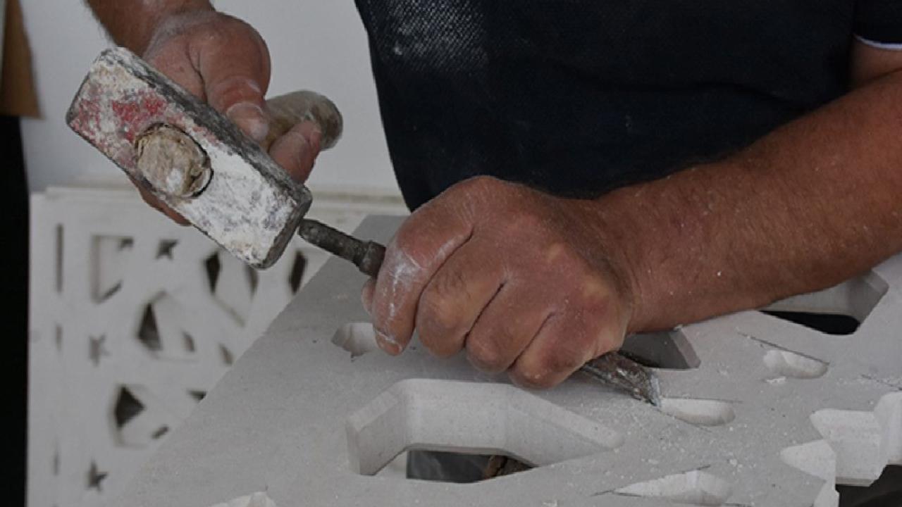 Trabzon'da yılın ahisi seçilen taş oyma ustası, mesleğini oğullarına aktardı
