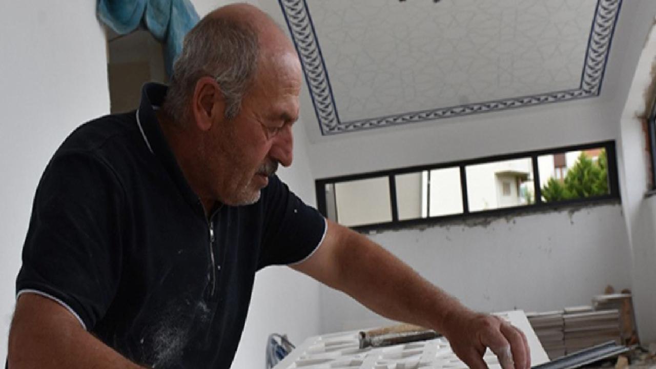 Trabzon'da yılın ahisi seçilen taş oyma ustası, mesleğini oğullarına aktardı