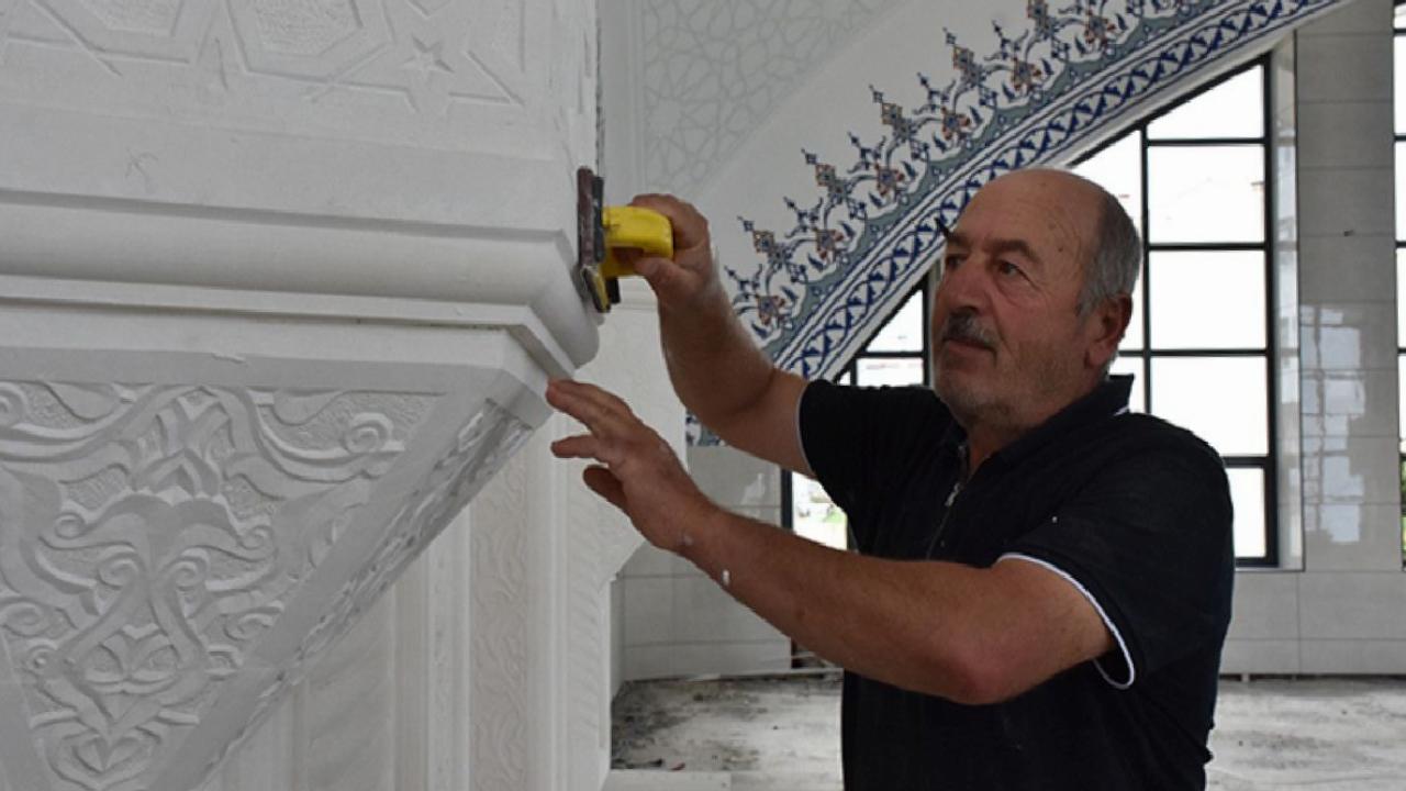 Trabzon'da yılın ahisi seçilen taş oyma ustası, mesleğini oğullarına aktardı