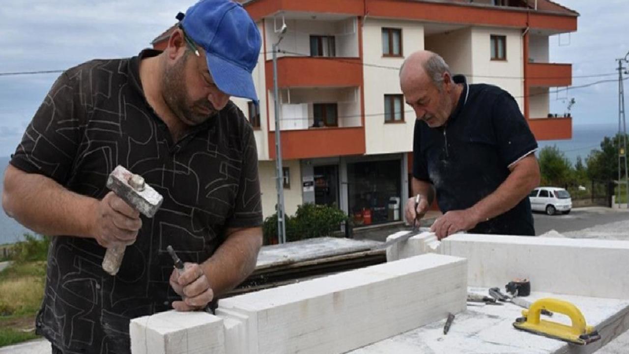 Trabzon'da yılın ahisi seçilen taş oyma ustası, mesleğini oğullarına aktardı