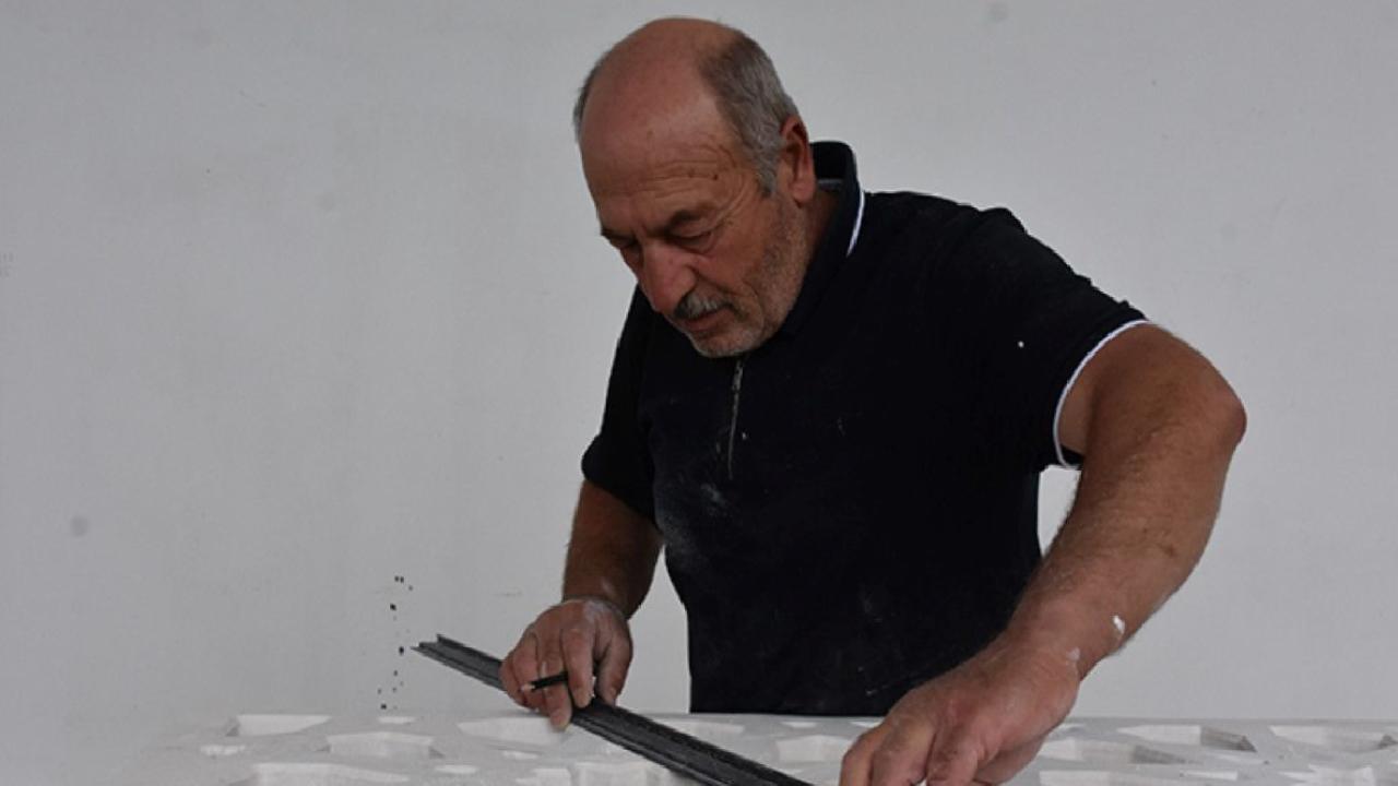 Trabzon'da yılın ahisi seçilen taş oyma ustası, mesleğini oğullarına aktardı