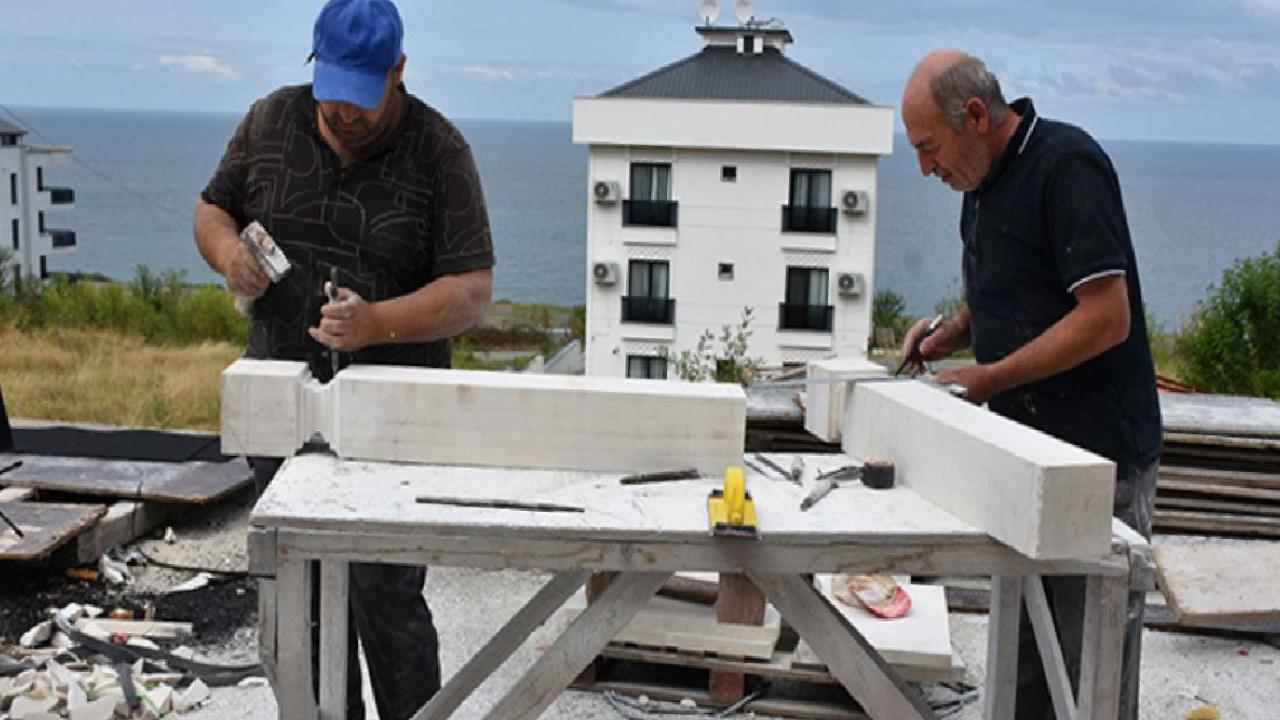 Trabzon'da yılın ahisi seçilen taş oyma ustası, mesleğini oğullarına aktardı