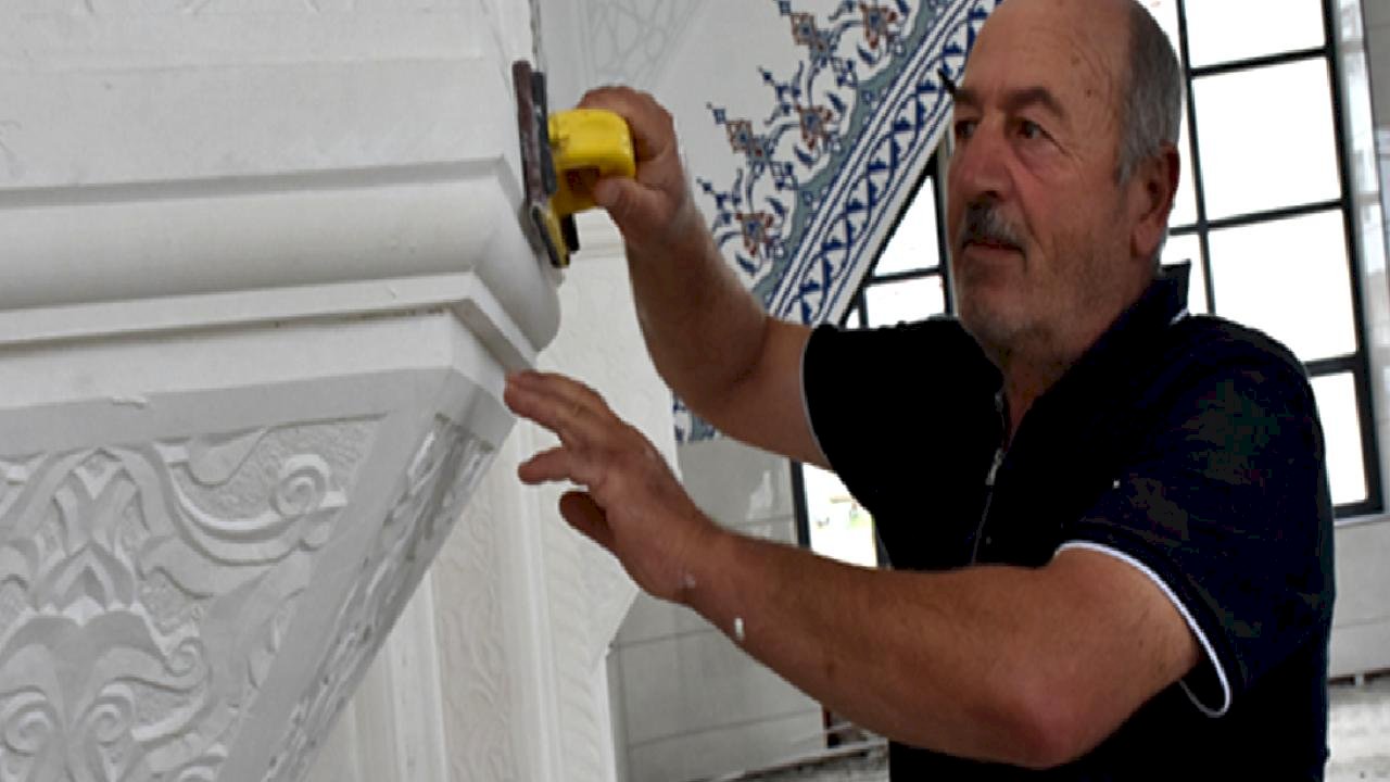 Trabzon'da yılın ahisi seçilen taş oyma ustası, mesleğini oğullarına aktardı