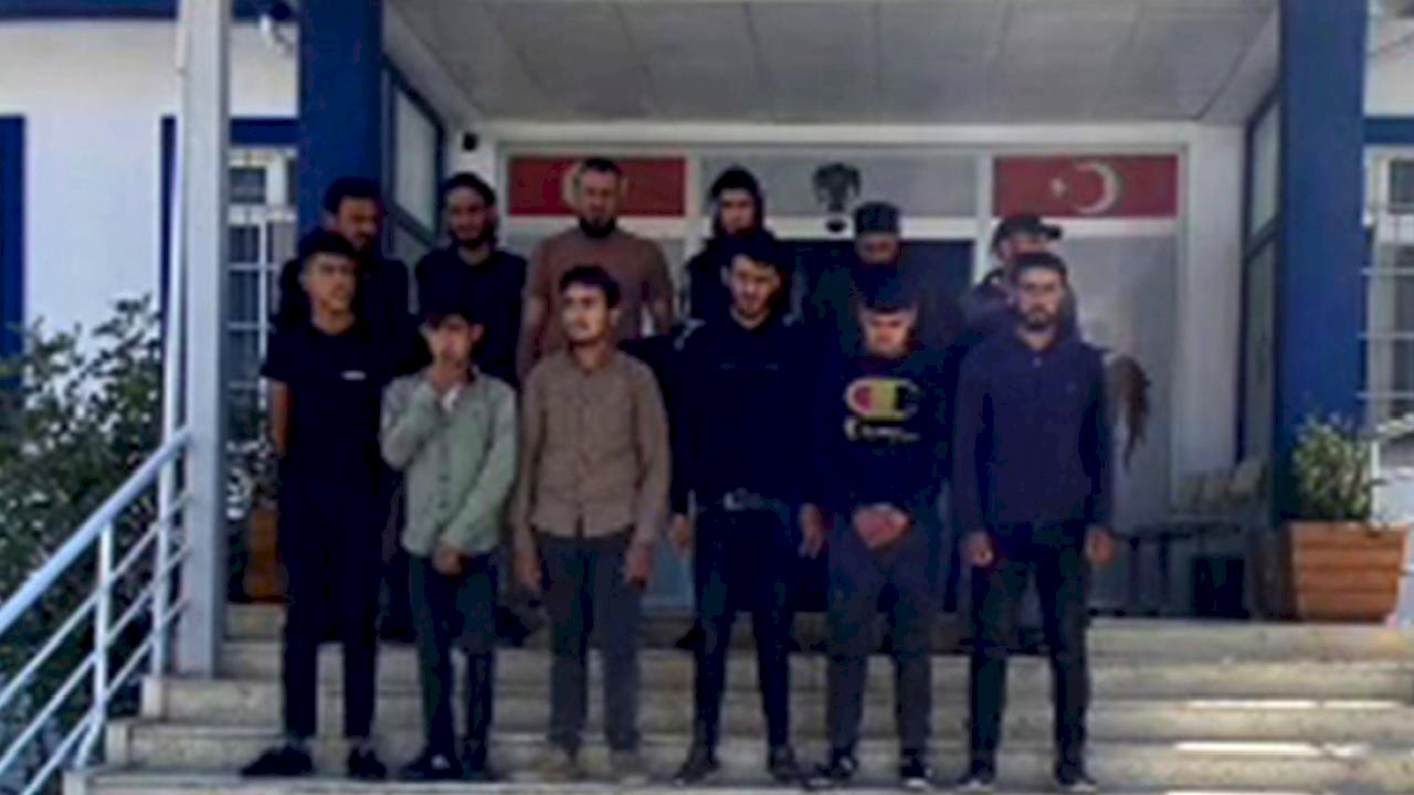 Hatay&#039;da 12 göçmeni 27 bin TL’ye taşırken yakalanan insan taciri tutuklandı
